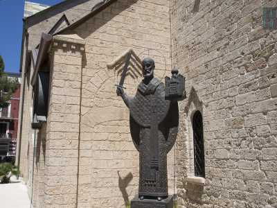 Varcato il cancello centrale ci troviamo di fronte a una statua di San Nicola che impugna una spada in una mano e regge la sagoma di una chiesa nell'altra